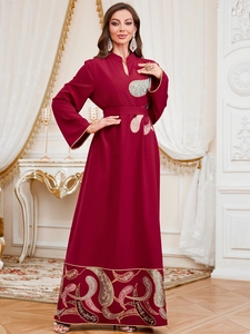Détail de broderie cachemire sur l'encolure et l'ourlet de cette robe jalabiya marron
