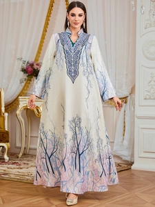 Detalle del bordado étnico en un elegante vestido caftán marfil con estampado digital