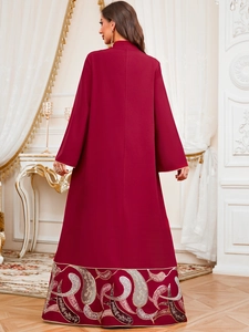 Détail de la broderie florale sur une robe longue Jalabiya à manches longues rouge foncé