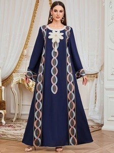 Robe Longue Kaftan Abaya Ethnique pour Femmes avec Broderies Florales et Glands Manches Longues Robe Ample Modeste pour Soirée