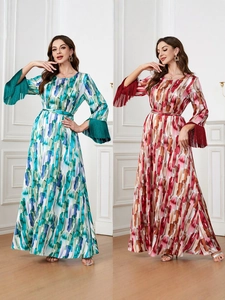 Robe longue élégante à imprimé abstrait, taille cintrée et manches à franges stylées