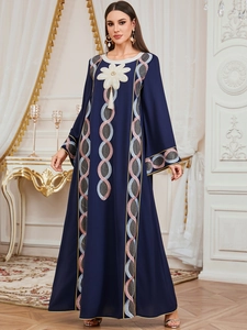 Robe abaya élégante bleu marine à manches longues avec broderies et détails de glands