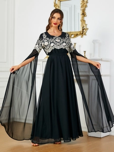 Broderie florale blanche et manches en mousseline fendues sur une robe abaya noire