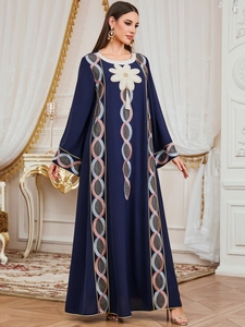 Détail de l'applique fleurie 3D blanche et broderie dorée sur robe de soirée bleu marine