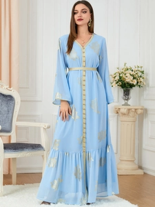Detail von blauem Chiffonkleid mit goldenem Jacquard-Muster und elegantem V-Ausschnitt