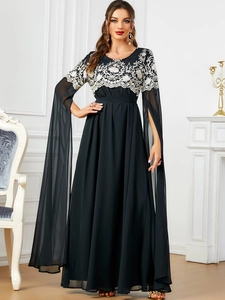 Détails de broderie florale blanche sur robe de soirée noire avec manches en mesh