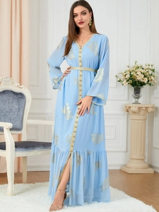 Detail eines hellblauen Kaftan-Kleids mit Goldblattmuster und gestuften Rüschensaum