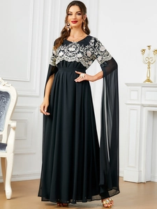 Broderie florale raffinée sur robe de soirée noire en mousseline avec manches cape fendues