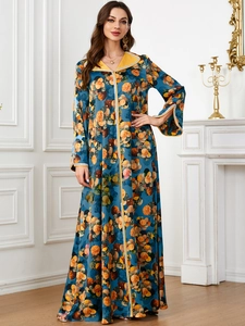 Robe longue bleue à imprimé, manches longues avec col jaune contrastant et broderies