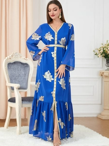 Detail des V-Ausschnitts mit goldenen Borten und Blumendruck auf königsblauem Maxikleid