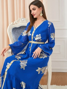 Detail von königsblauem Schiffonkleid mit goldenem Blattdruck und elegantem V-Ausschnitt