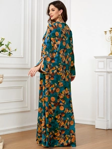Détail de la robe maxi bohème imprimée avec poignets fendus et textures colorées
