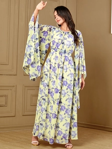 Robe longue bohème jaune à imprimé floral violet avec de larges manches évasées