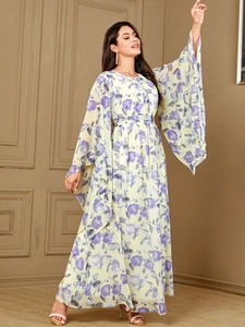 Robe longue fleurie beige élégante avec manches cape et taille haute pour femmes