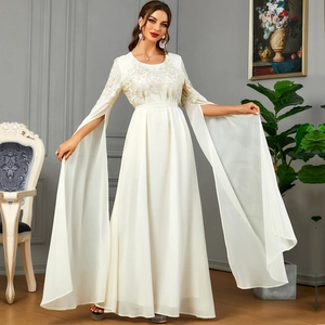 Robe blanche élégante en tulle avec broderie florale et manches longues fendues