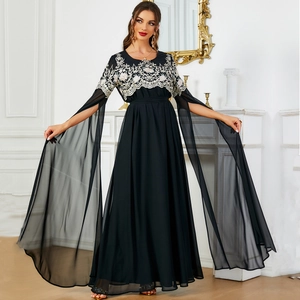 Robe longue noire élégante avec broderie florale et manches fendues en mesh de style européen