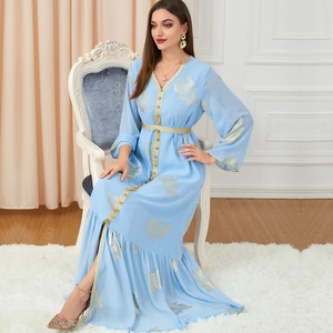 Hellblaues V-Ausschnitt Maxikleid mit goldener Blattstickerei und passendem Gürtel