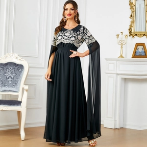 Longue robe noire élégante avec broderie florale blanche et manches cape fendues dramatiques