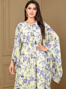 Robe longue fleurie élégante avec manches cape et taille haute pour un look vintage