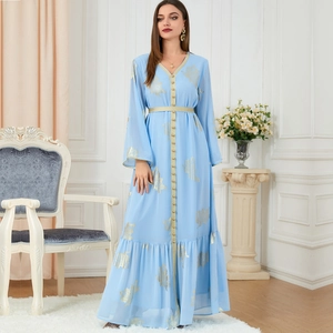 Elegantes hellblaues langärmliges Maxikleid mit V-Ausschnitt und goldenem Blumendruck