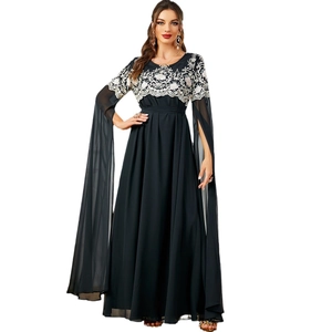 Robe longue noire élégante en tulle avec broderies vintage blanches et manches fendues