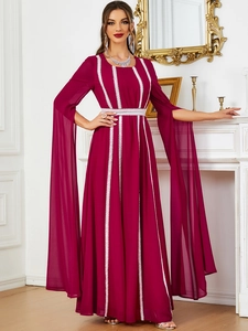 Dettaglio dell'abito lungo bordeaux con pizzo e maniche lunghe a mantella aperte