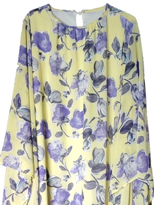 Détail du haut en mousseline florale avec motif de fleurs mauves et bouton au dos