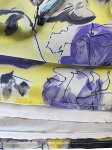 Détail de robe en mousseline à fleurs montrant la doublure et les coutures de qualité