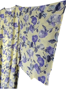 Gros plan sur l'imprimé floral violet sur le tissu en mousseline jaune élégant