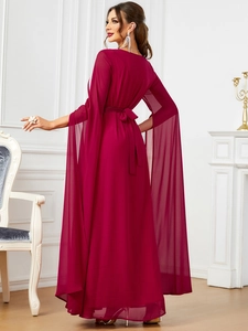 Dettaglio dell'abito da sera magenta che mostra il tessuto in chiffon e il fiocco in vita