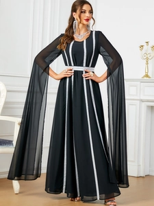 Dettaglio del caftano nero con ricamo bianco ed eleganti maniche lunghe con spacco fluido