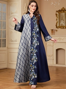 Détail de broderie florale et motif à losanges sur une robe Abaya en patchwork
