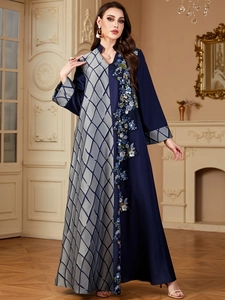 Détail du panneau contrasté avec broderie florale et motif losange sur l'abaya élégante