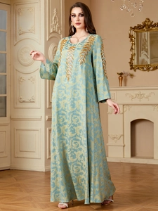 Robe maxi Abaya bleu clair élégante avec broderies florales et détails de paillettes dorées