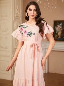 Robe princesse rose à manches courtes avec broderie florale et ourlet à volants élégant