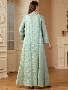 Détail de l'Abaya bleu menthe avec broderie de feuilles dorées et texture jacquard florale