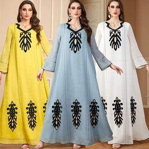 Robe Longue Ethnique Brodée pour Femmes Manches Longues Col en V Élégant Kaftan Abaya pour Fête Soirée Robe en Polyester