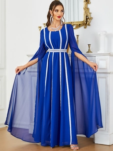 Dettaglio vestito in chiffon blu reale con maniche a mantella a fessura e pizzo bianco