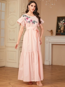 Robe longue princesse rose clair élégante avec broderie florale et manches à volants