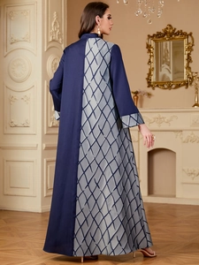 Détail des coutures contrastées et des motifs géométriques sur la robe longue élégante