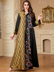 Détail d'abaya bicolore avec broderie florale et texture à motifs losanges dorés
