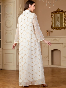 Robe abaya blanche élégante avec broderie géométrique dorée et col montant raffiné