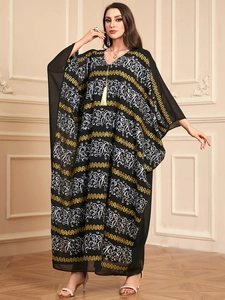 Robe caftan noire élégante avec glands dorés et broderies de style chauve-souris
