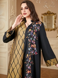 Détail macro de la robe élégante avec motifs de losanges dorés et broderies florales
