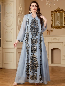 Broderie détaillée sur une robe Abaya bleu clair à manches longues et motifs dorés