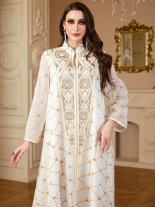 Élégante robe caftan blanche à manches longues avec broderies dorées géométriques