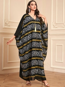 Kaftan noir élégant avec broderie dorée et glands, style manches chauve-souris amples