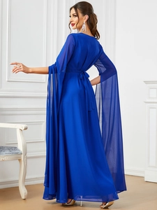 Dettaglio dell'abito da sera in chiffon blu reale con maniche a mantella divise lunghe