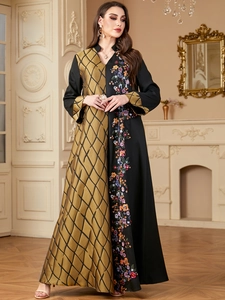 Détail de robe caftan élégante avec patchwork de couleurs, broderies florales et motifs résille