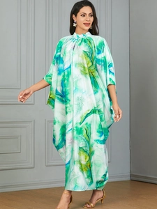 Robe longue kaftan blanche avec imprimé plumes vertes et manches chauve-souris amples